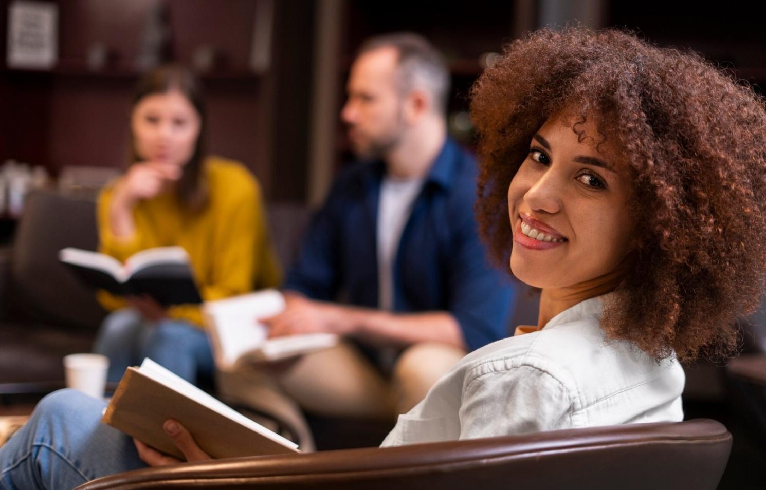 Ambiente de trabajo moderno con herramientas financieras digitales